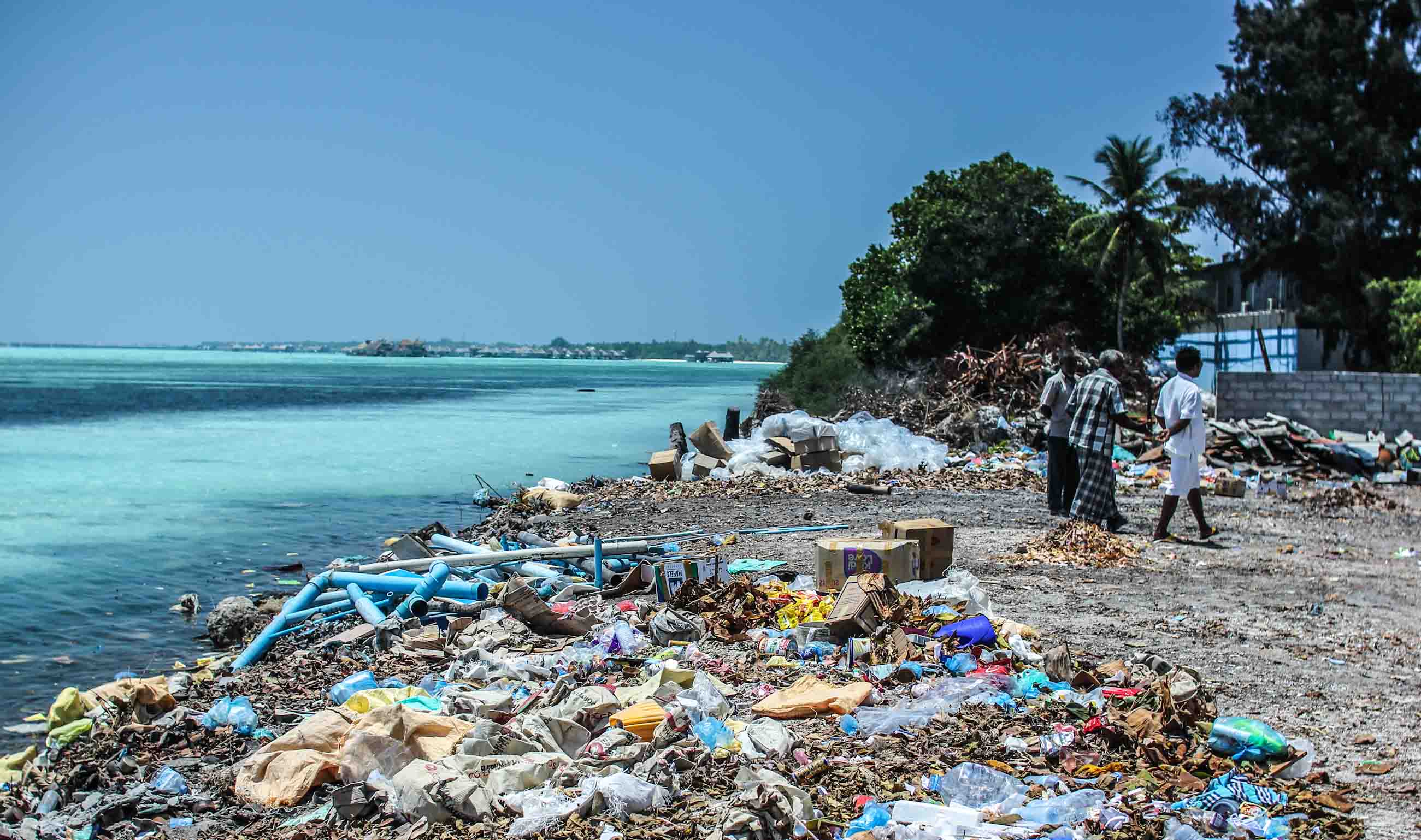 Человек в тихом океане. Мусорный остров в тихом океане. Мальдивы мусорный остров. Загрязнение мирового океана. Бытовые отходы в океане.