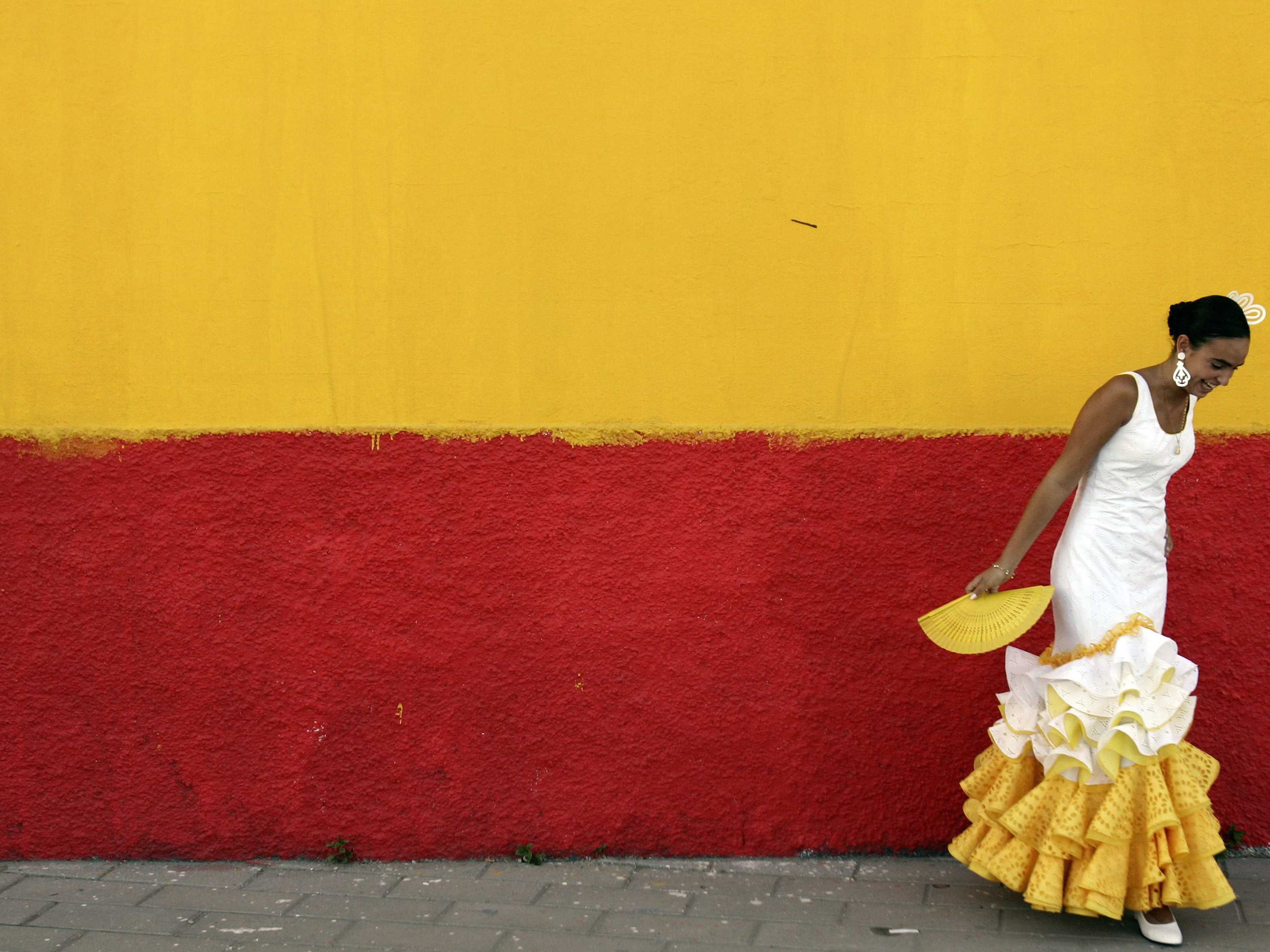 Уважаемая испанка. Фон Испания фламенко. Испания фламенко с флагом. Фотосессия в испанском стиле. Испания культура.