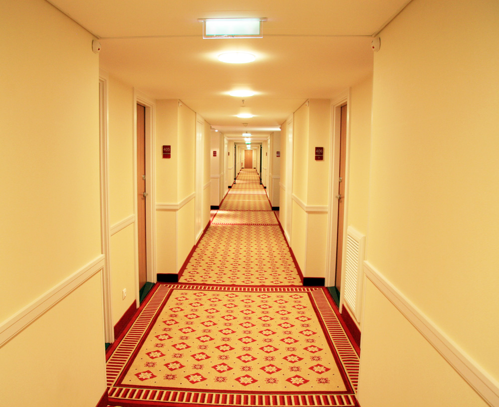 Hotel corridor codes. Коридор гостиницы. Hotel Corridor. Отель внутри внутри коридор. Коридор гостиницы к выходу.