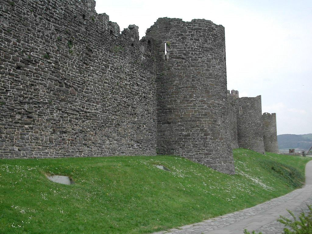 Castle walls. Крепостная стена средневекового замка. Средневековый военный Форт Шотландии. Каменная крепость. Каменная Средневековая стена.