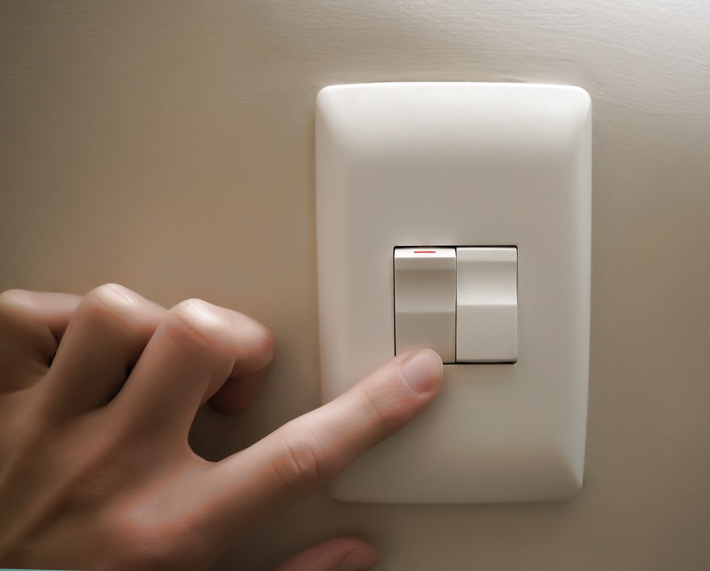 Light switching. Light Switch. Выключатель включен. Включатели выключатели света современные. Выключатель свет человек.