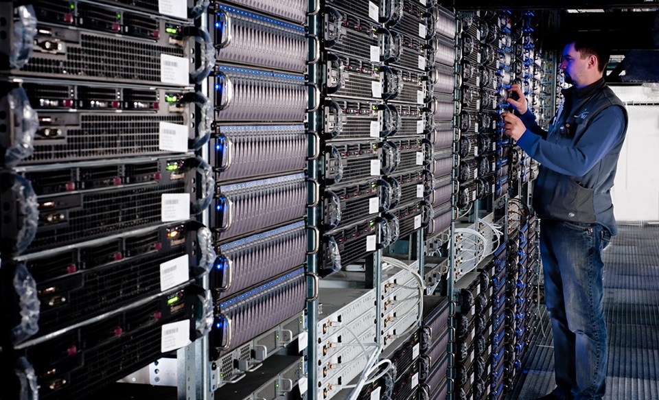 3 Crucial Benefits of Dedicated Server As a smart owner by. app.emaze.com. 