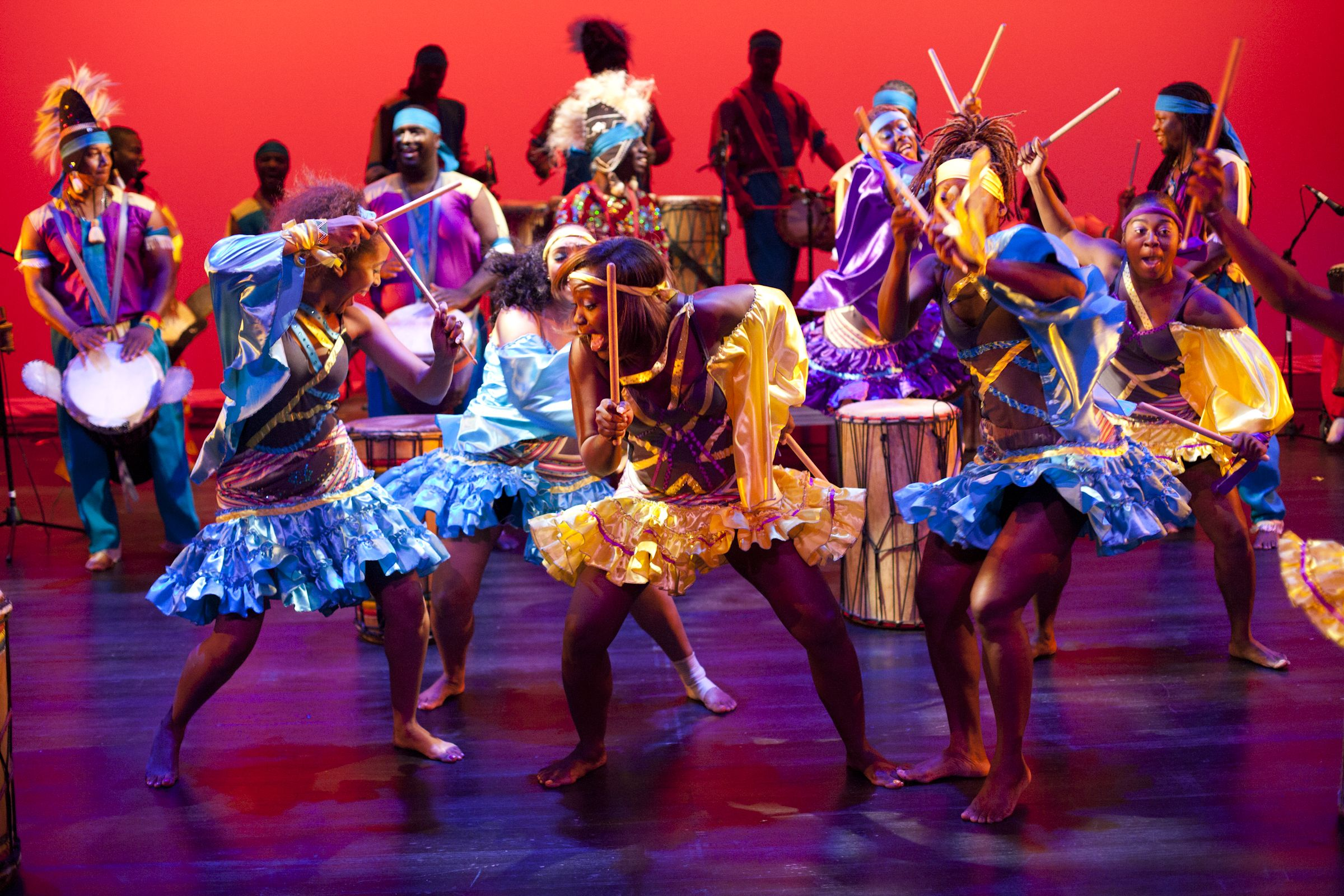Народная музыка современная танец. Африканские танцы. Африканские народные танцы. Африканский фестиваль. Национальные кубинские танцы.