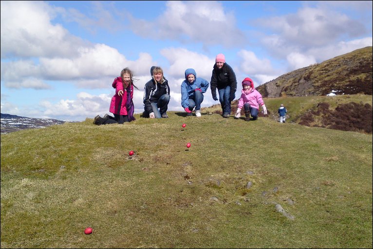 Downhill Egg Roll | 10 Fun Ideas to Entertain the Kids this Easter | Beanstalk Mums