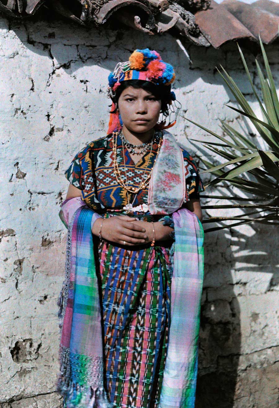 What types of traditional clothing are worn in El Salvador?
