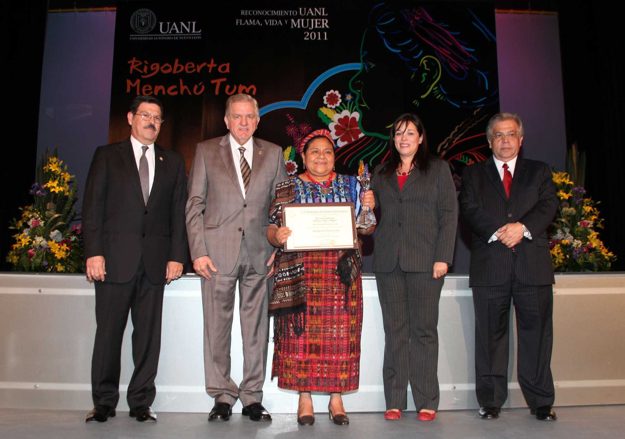 Resultado de imagen para Fotos de Rigoberta Menchú recibiendo el Nobel de la Paz
