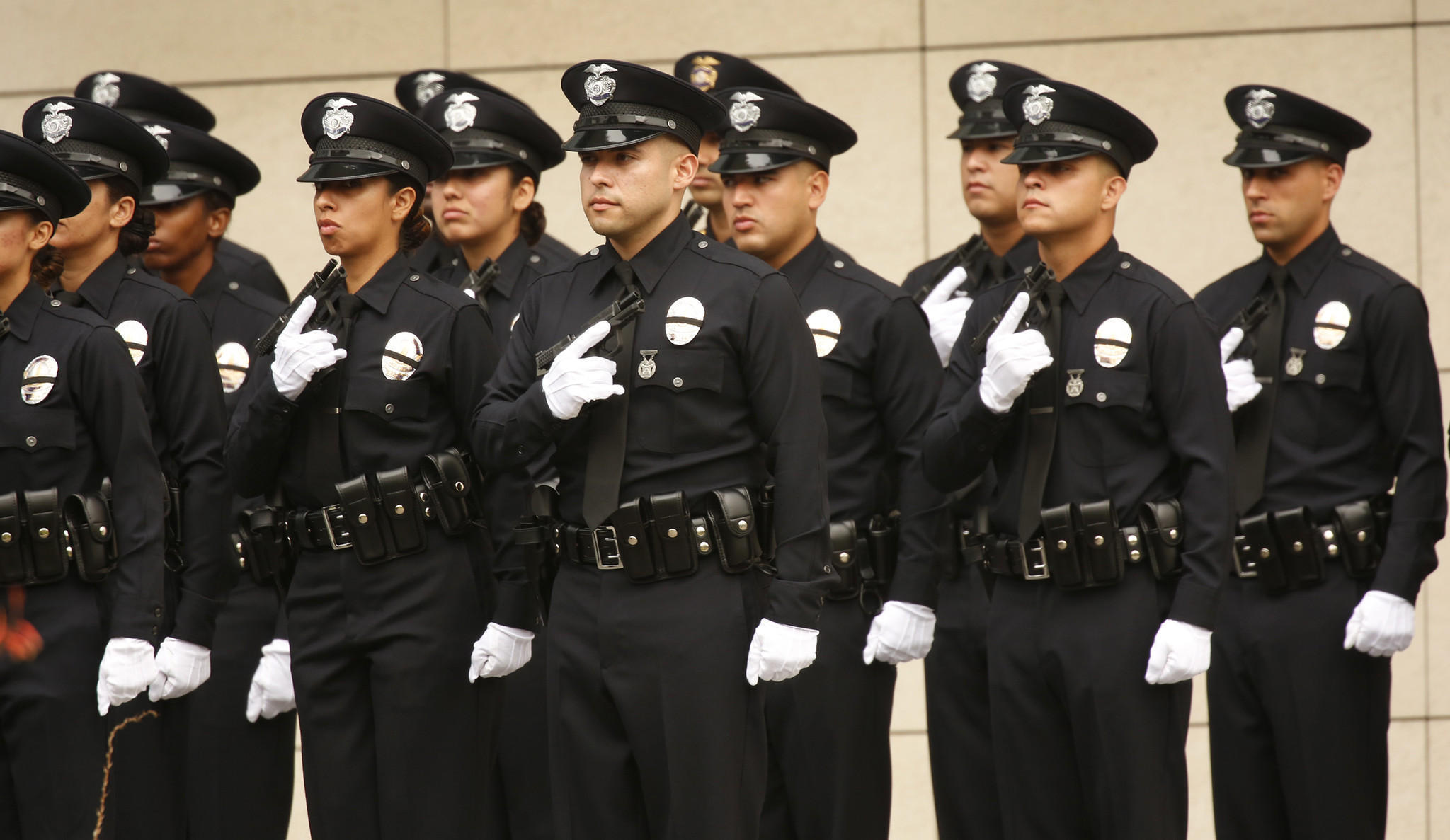 Негритянку полицейский. Полицейская Академия LAPD. Полиция Лос Анджелес Академия. Академия полиции США Лос Анджелес. Кадет полиции LAPD.