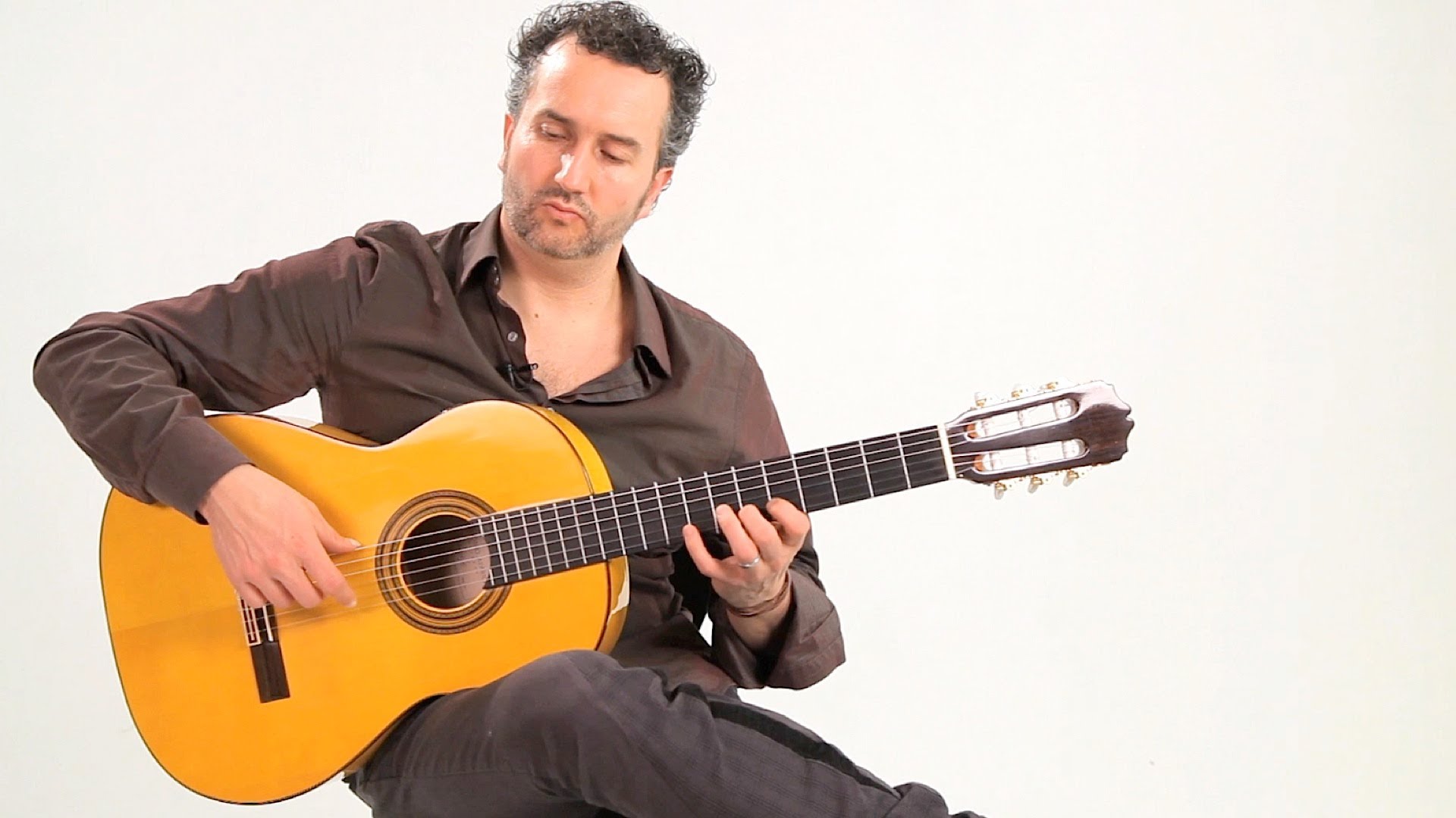 Испанская игра на гитаре. Испанский гитарист фламенко. Играющий на гитаре. Классический гитарист. Человек с гитарой.