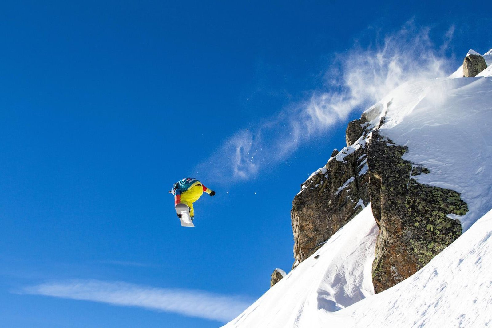 Когда спускаешься с горы давление. Сноубордист фрирайдер. Freeride сноуборд. Альпы фрирайд. FWT сноуборд.