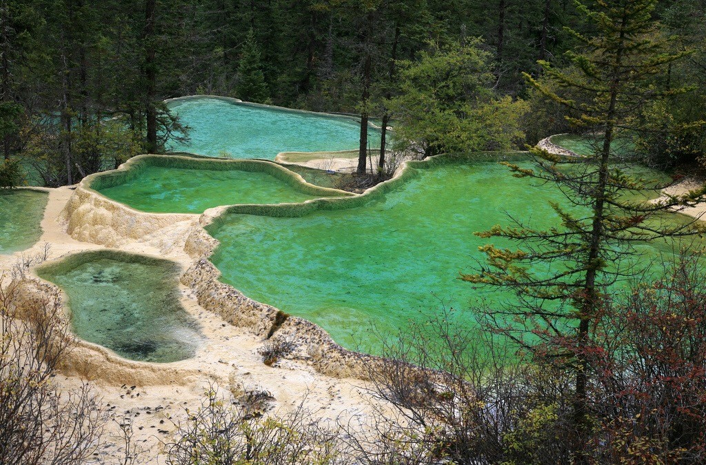 Хуанлун на карте. Травертиновые озера провинция сычуань китай. Заповедник хуанлун (желтый дракон). Травертиновые террасы долины хуанлун китай. Долина хуанлун китай.