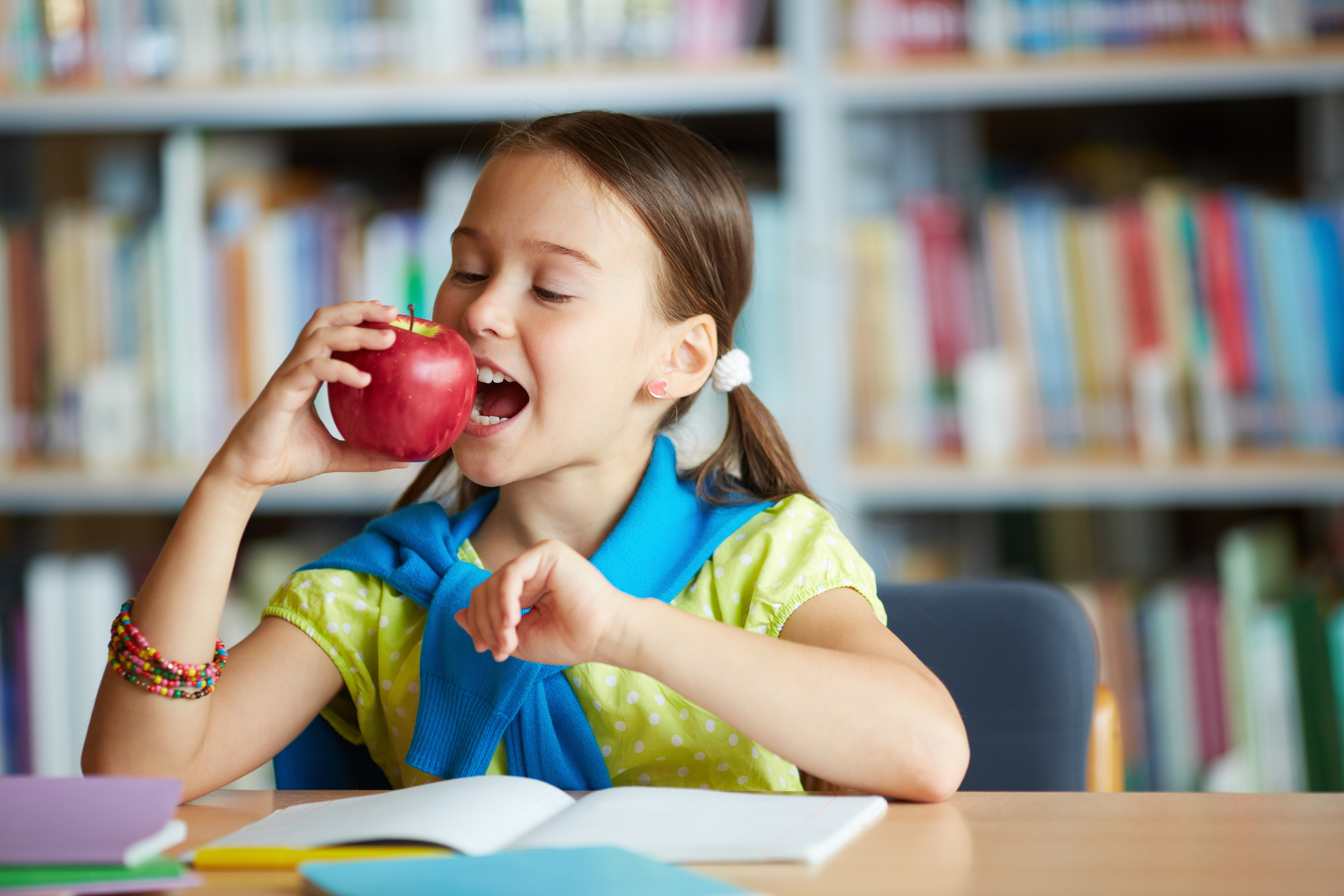 Eat books. Школьник ест яблоко. Школьник с яблоком. Кушает яблоко. Еда ученика.