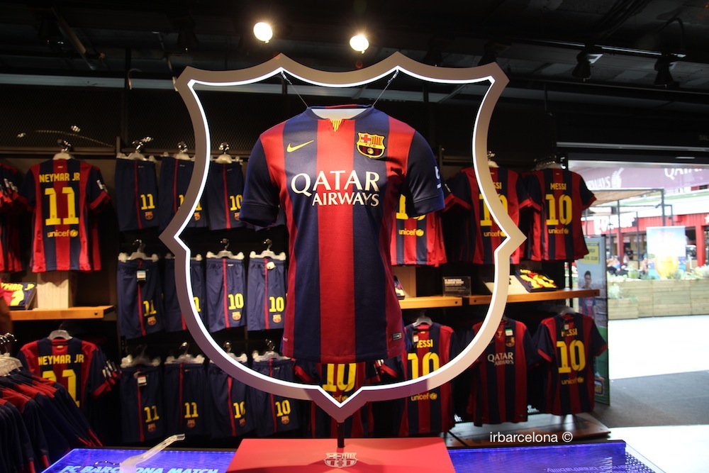 Barcelona shop. Музей ФК Барселона. Barcelona Camp nou Magazin. Камп ноу музей. Магазин Барселоны.