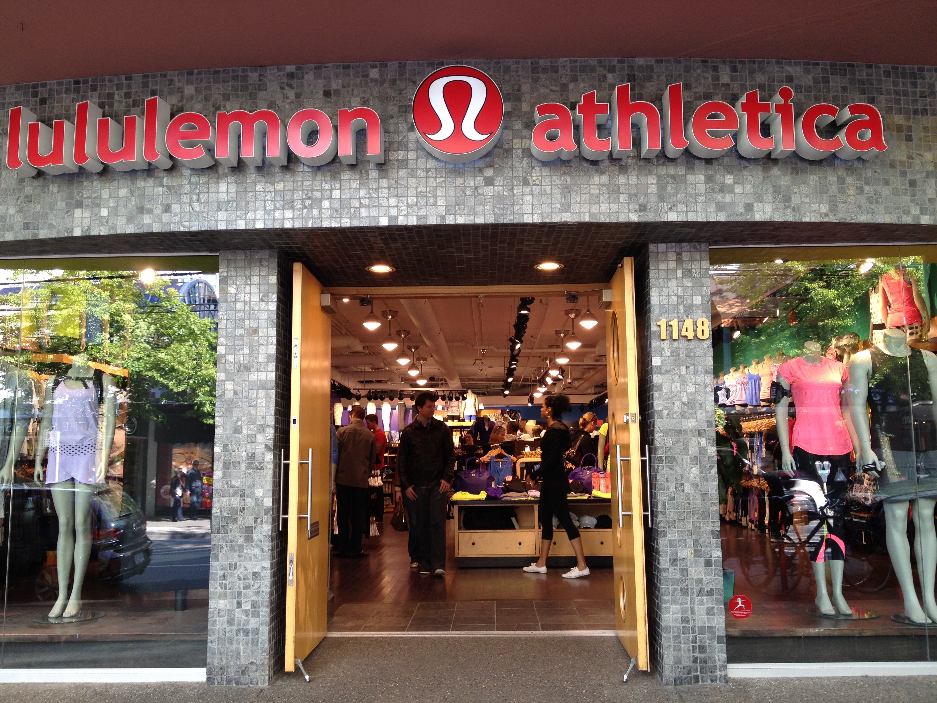 Lululemon dubai. Магазин lululemon. Lululemon акции. Lululemon athletica. Здание lululemon athletica в Ванкувере в 1998 году..