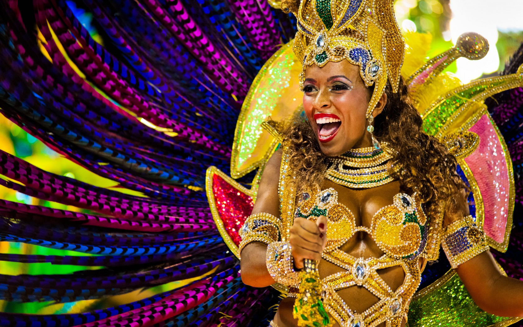 Бразильский карнавальный. Карнавал в Бразилии. Карнавал бразильский карнавал. Самба Рио. Бразилия карнавал кофе.