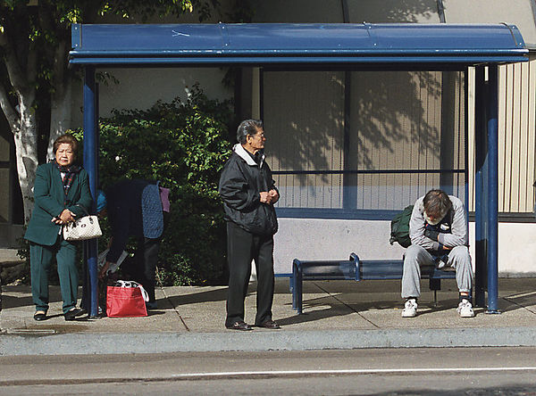 Аня ждет автобус на остановке изобразите. Люди на остановке. Комедия остановка. Полная остановка людей. Bus stop waiting.