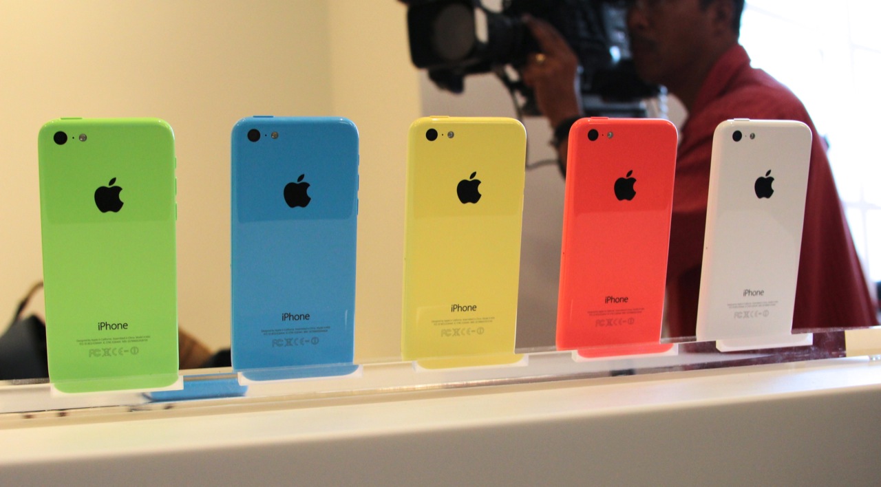 Какой айфон лучше и надежнее. Iphone 5c 2013 Red. Айфон 5с желтый. Айфон 2015. Iphone 5c год выпуска.