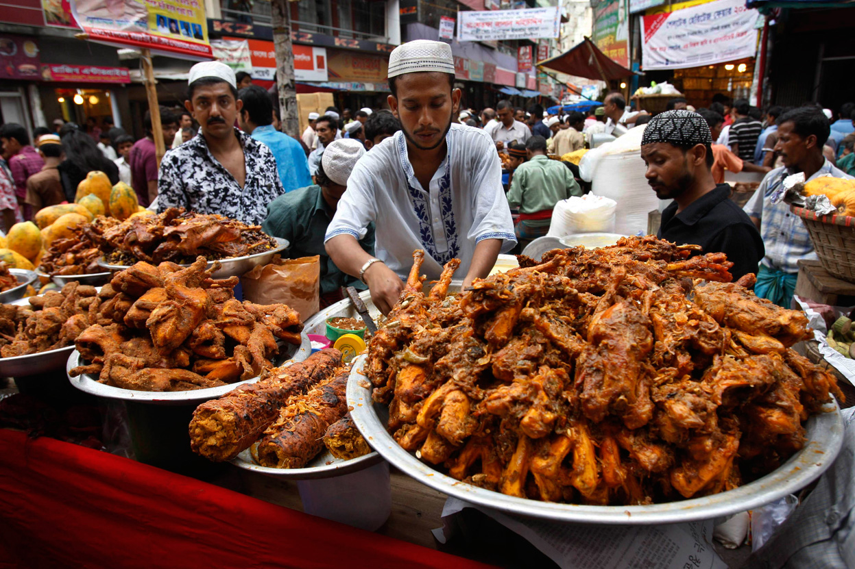 В рамадан едят мясо. Национальная кухня Бангладеш. Традиционные блюда Бангладеш. Индия еда. Индия рынок.