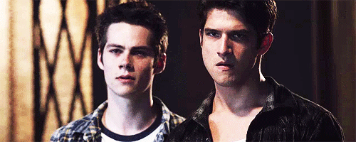 Скотт маккол. Стайлз стилински и скотт макколл. Стайлз стилински и скотт макколл. Дерек и стайлз гиф. Скотт маккол.