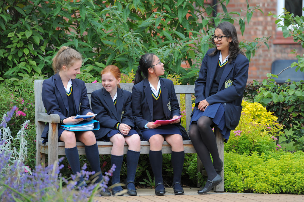 British school girl. Школы для девочек в Британии. Школа для девочек в Англии. Школы для девочек в Великобритании. Форма школьников в Англии.