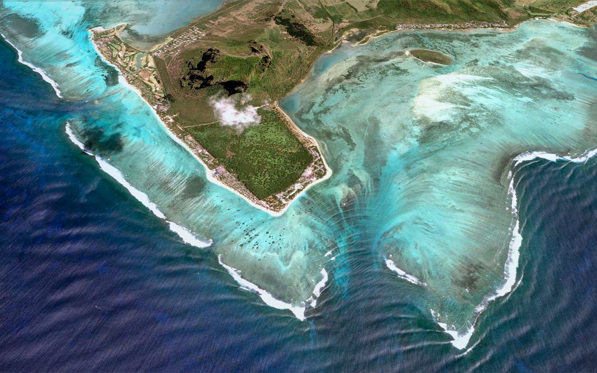 Большое море индийского океана. Подводный водопад острова Маврикий. Подводный водопад Ле Морн Брабан. Мауритиус подводный водопад. Ле-Морн-Брабан, остров Маврикий.