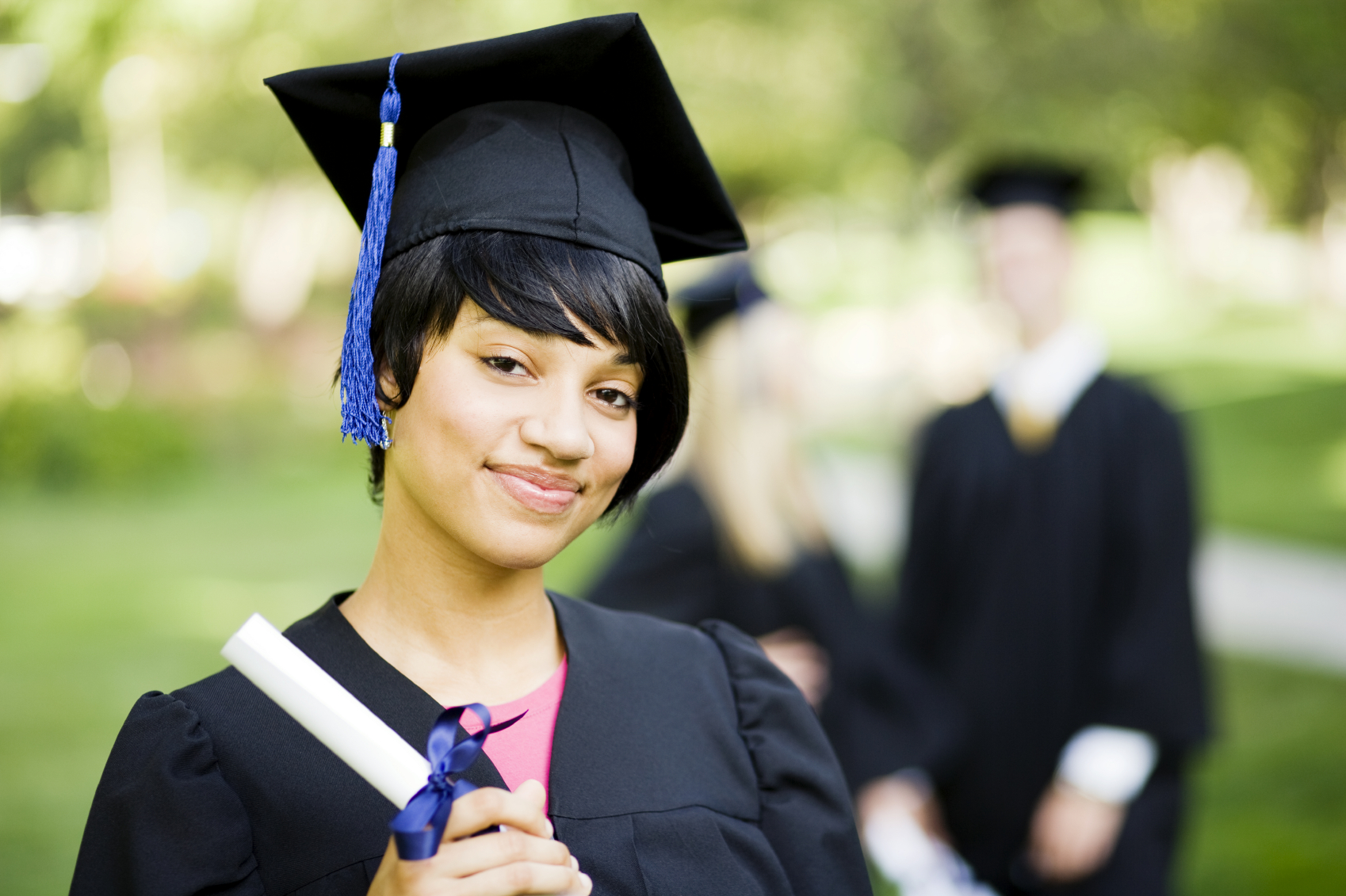Женщина с деньгами. University loan. Студентка с деньгами. Education loan. Студент платит деньги.
