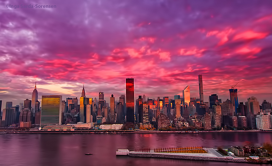 Пожалуйста города. Фиолетовая Москва. New York Skyline. Москва Сити на фиолетовом фоне. Ext. Manhattan Skyline - establishing – Sunset.