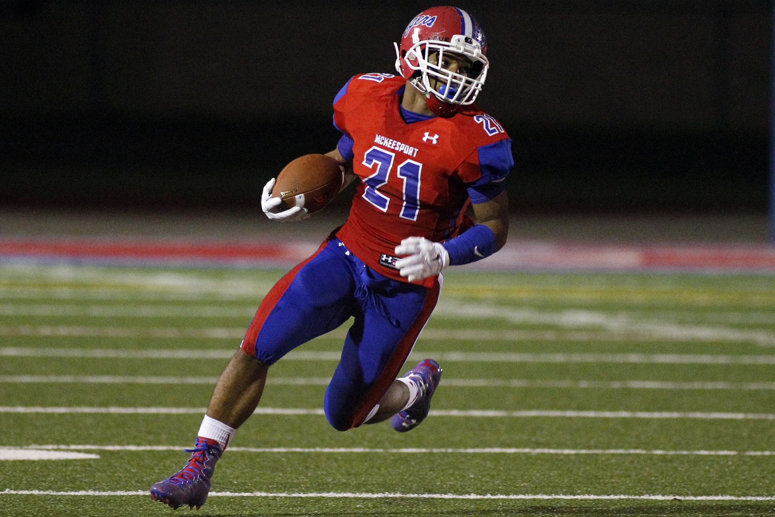 Football player. Iron Football Player. Football Players Clash. Football Players crash.