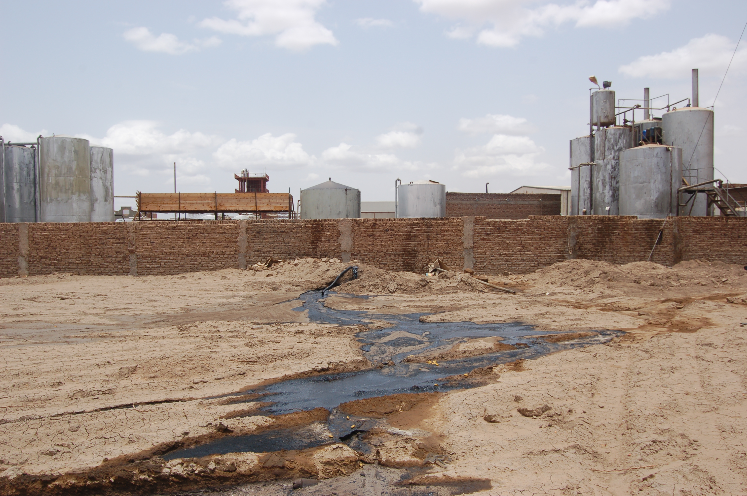 производственные сточные воды. промышленные сточные воды. сточные воды. сточные воды загрязнение. Factory waste.