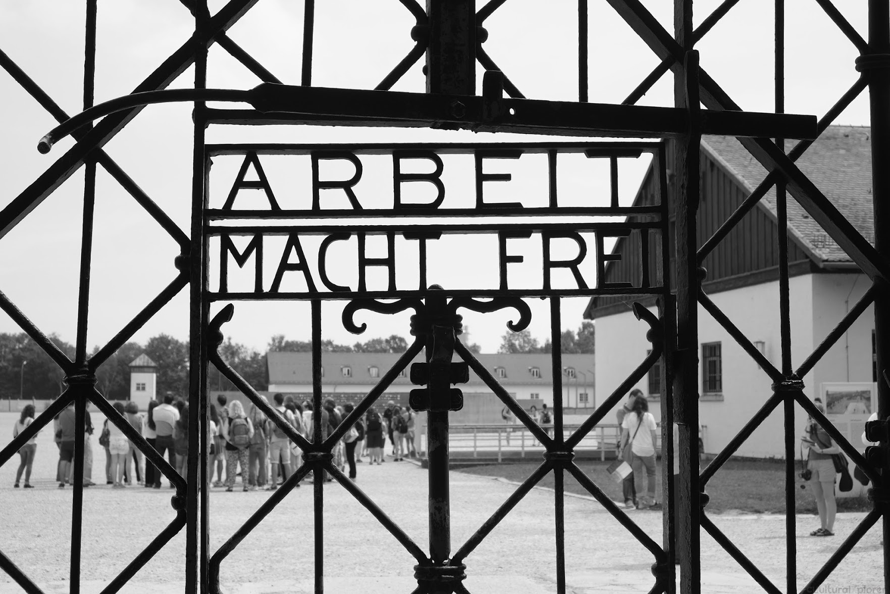 Фраза на воротах освенцима. Дахау Arbeit macht frei. Арбайт Махт Фрай Освенцим. Arbeit macht frei концлагерь Дахау. Арбайт Махт Фрай на воротах концлагеря.