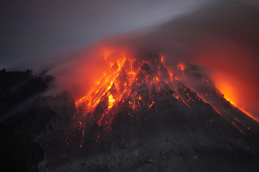 3 любых вулкана. Вулкан Попокатепетль извержение. Вулкан Huaynaputina. Вильяррика (вулкан). Вулкан Ясур.