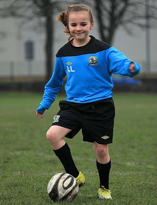 Девочка футболистка. Футбол девочки. Детский футбол девочки. Девочка играет в футбол. Футбольная секция для девочек.