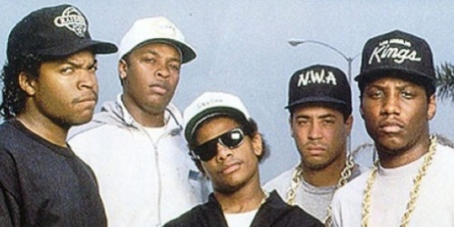 N w s. Ice Cube в молодости NWA. DJ Yella NWA. NWA В молодости. Ice Cube в бандане.