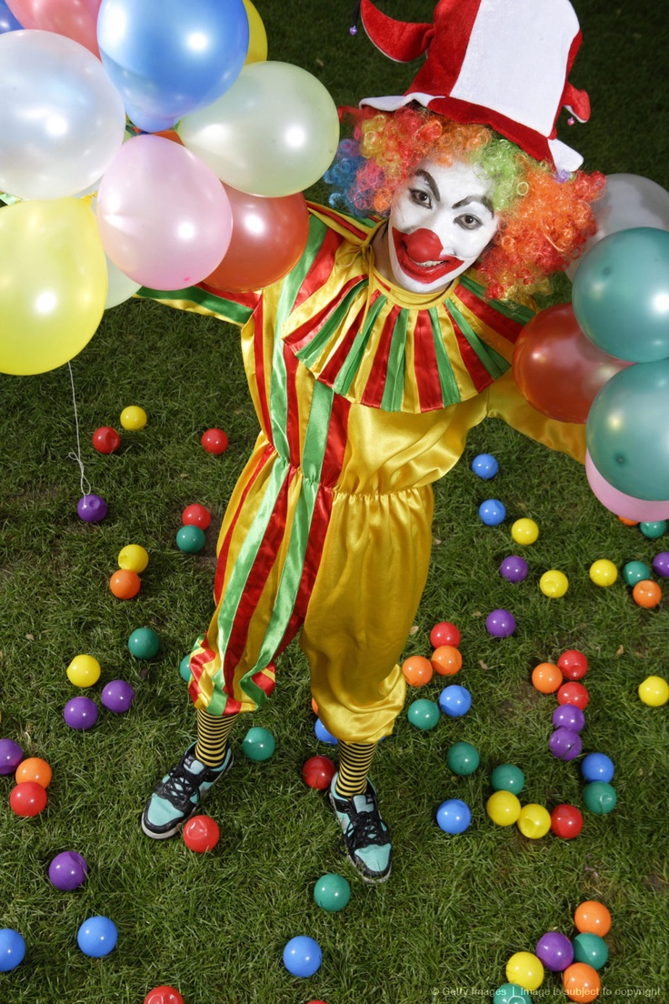 The clowns hold balloons. Включите клоуны. Включи цирк и клоун. Включи клоуна 3.