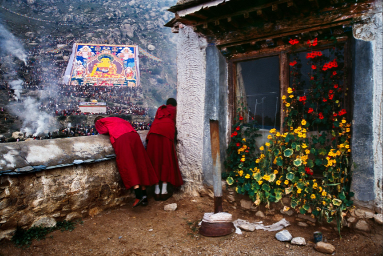 Тибет окна. Тибетские окна. Стив МАККАРРИ фотографии Novice Monk outside the Monastery Kitchen.. Серия окна Тибета. Серия акварелей окна Тибета.