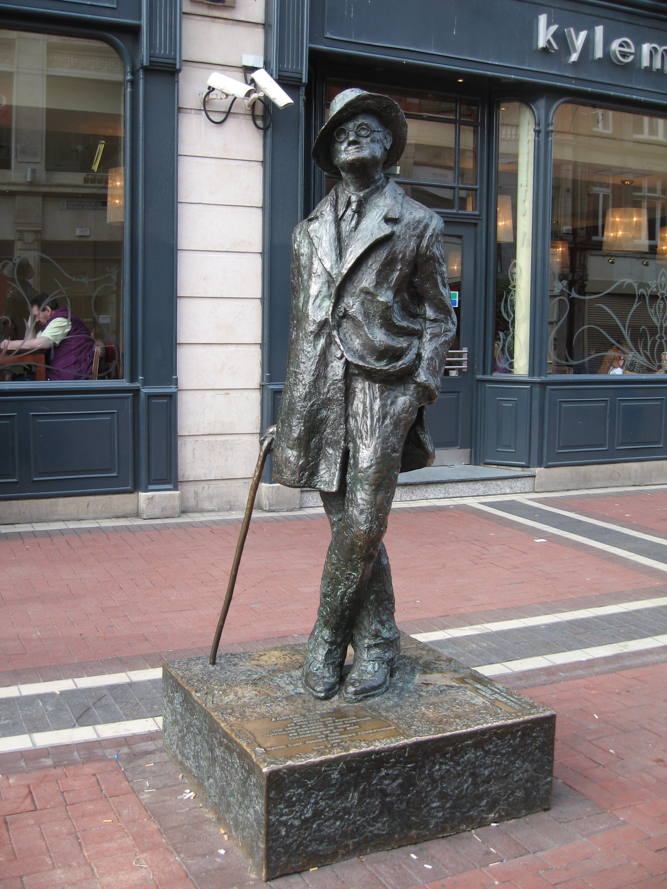 N early. Памятник Джойсу в Дублине.