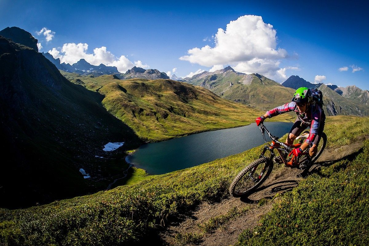 He riding a bike. МТБ маунтинбайк. Велоспорт маунтинбайк. Велосипед в горах. Горный велосипед езда.