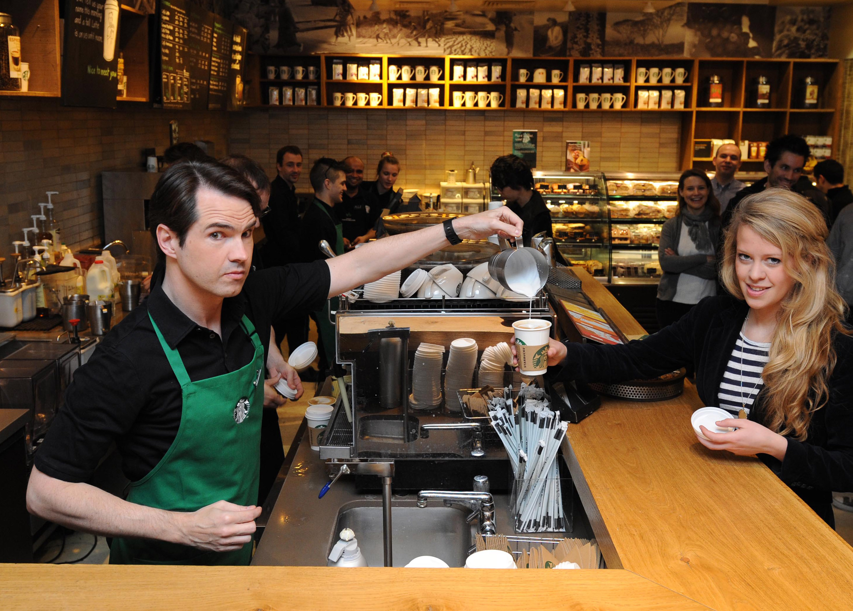 Кофейня вид. Starbucks кофейня 2021. Знаменитости в Старбакс. Бариста в кондитерской. Учеба в кофейне.