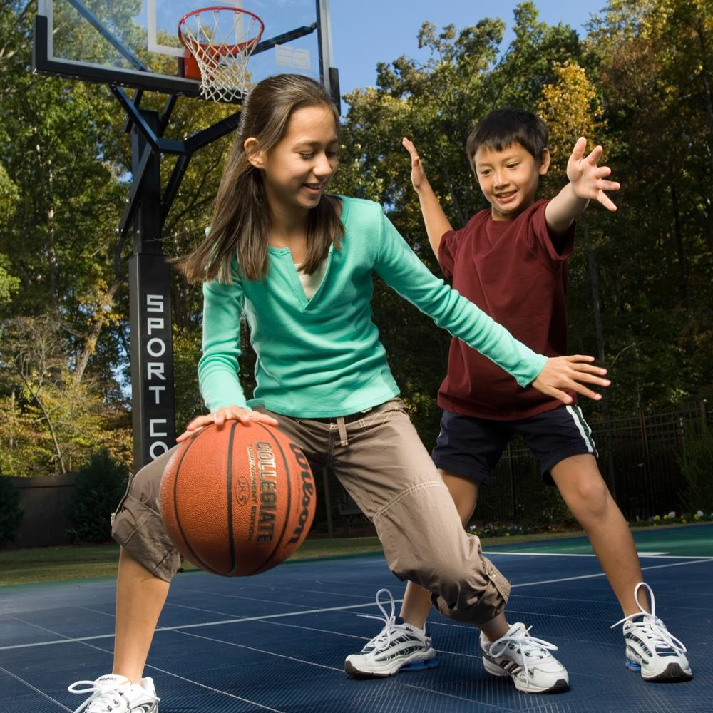 He likes playing sports. Баскетбол дети. Дети играют в баскетбол. Игра баскетбол. Дети баскетболисты.