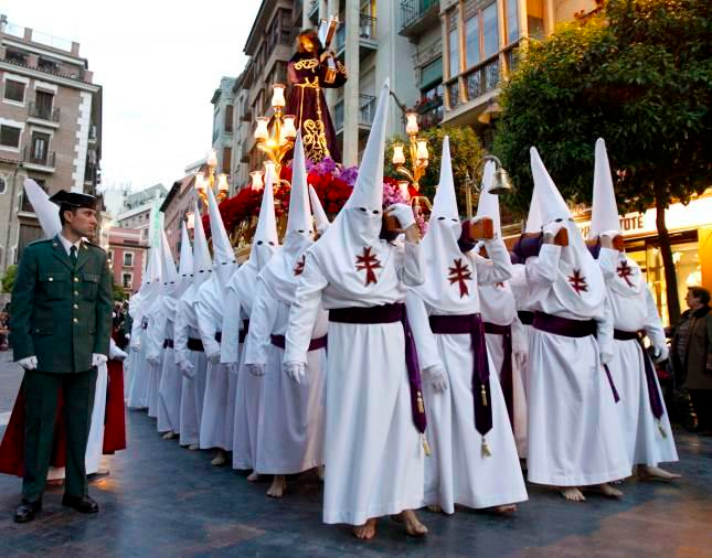 Испанские католики. Семана Санта Севилья ку-клукс-клан. Капирот semana Santa. Испанские священники в колпаках. Религия Испании.