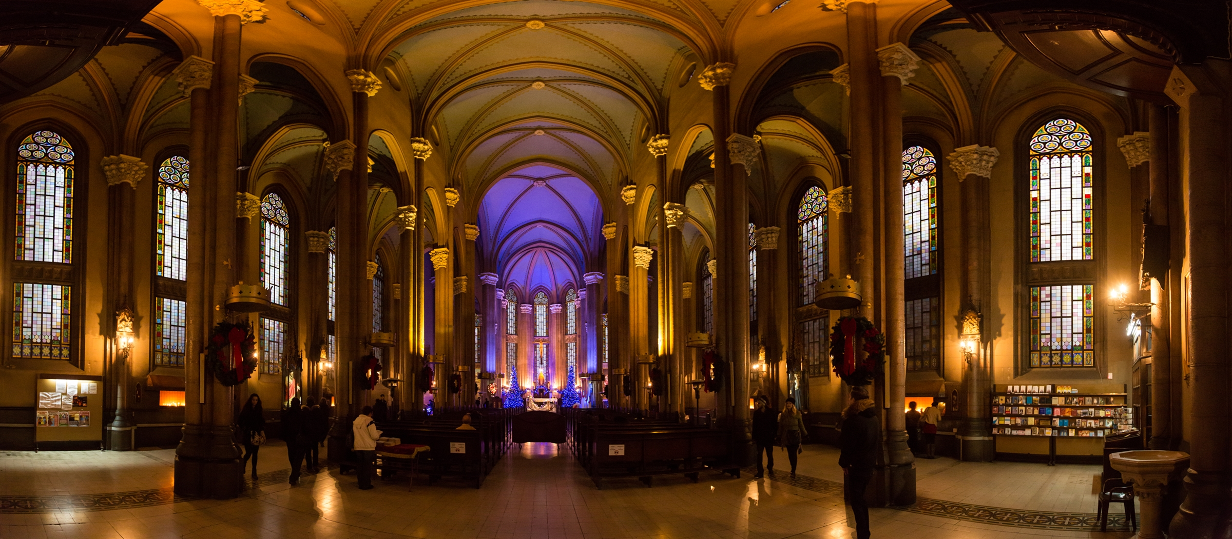 Церковь святой марии драпарис. Католическая церковь святой марии в стамбуле. Католический храм в стамбуле. Базилика святого антония падуанского. Католическая церковь в стамбуле на улице истикляль.