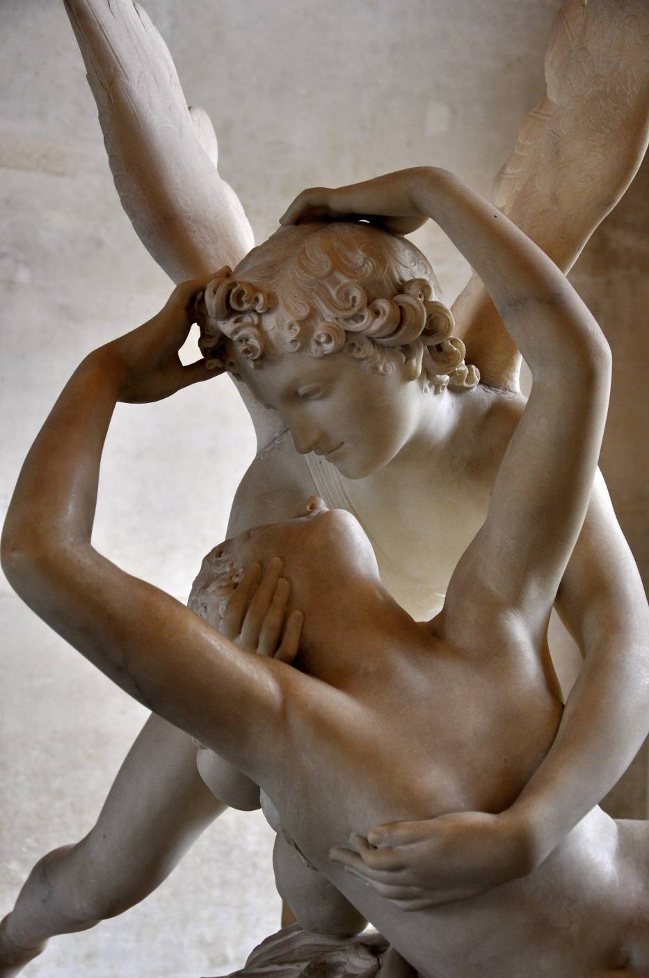 Uma das obras mais procuradas do Louvre é a obra de António Canova, que mos...