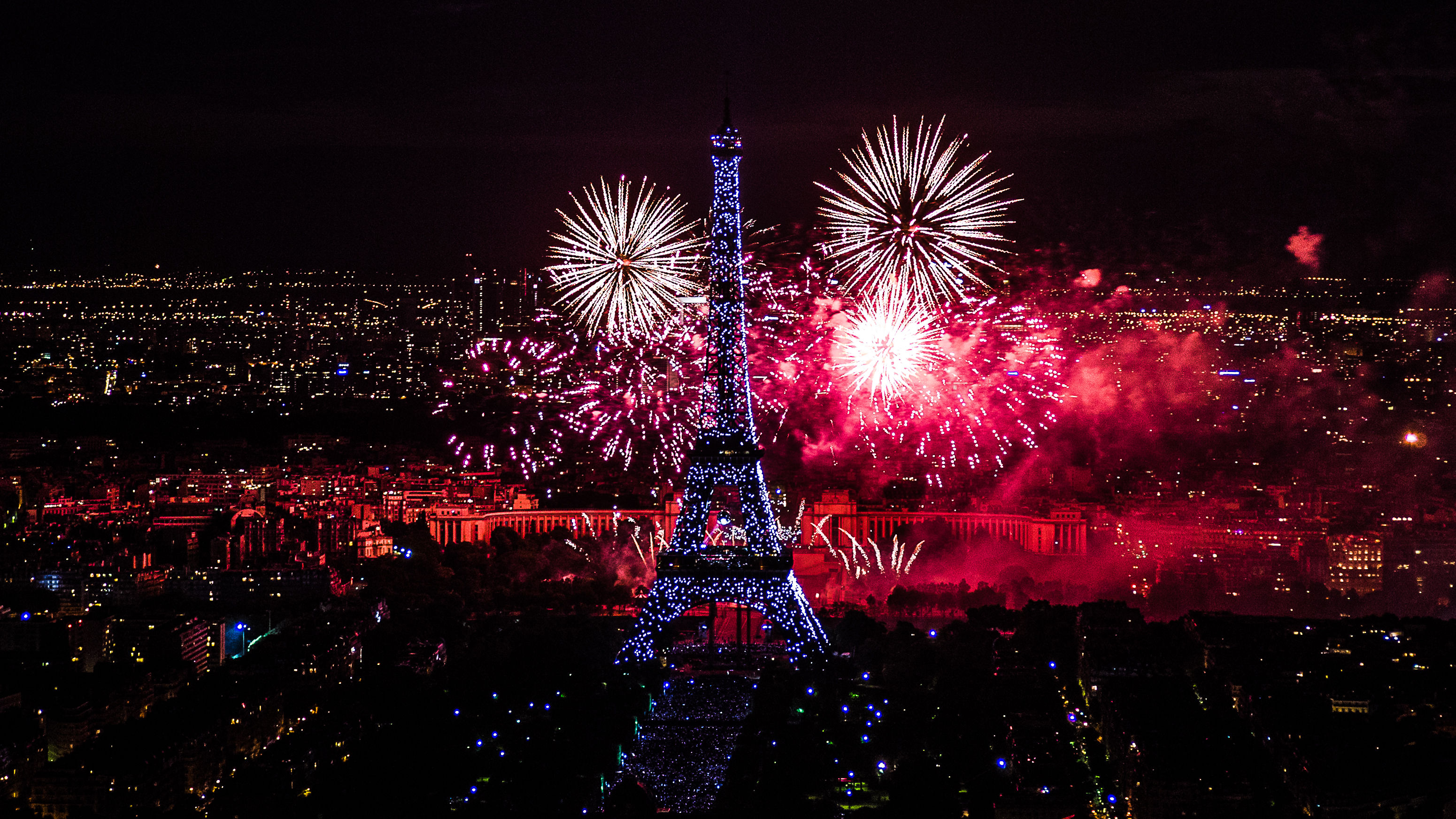 Новый париж. Эйфелева башня в Париже салют. Елисейские поля в Париже. Эйфелева башня в Париже новый год. Новогодний Париж.