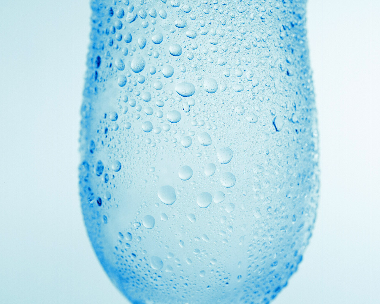 Капля падает в воду. Капля падает в стакан. Бокал вина. Переполненный стакан с водой. Стакан воды.