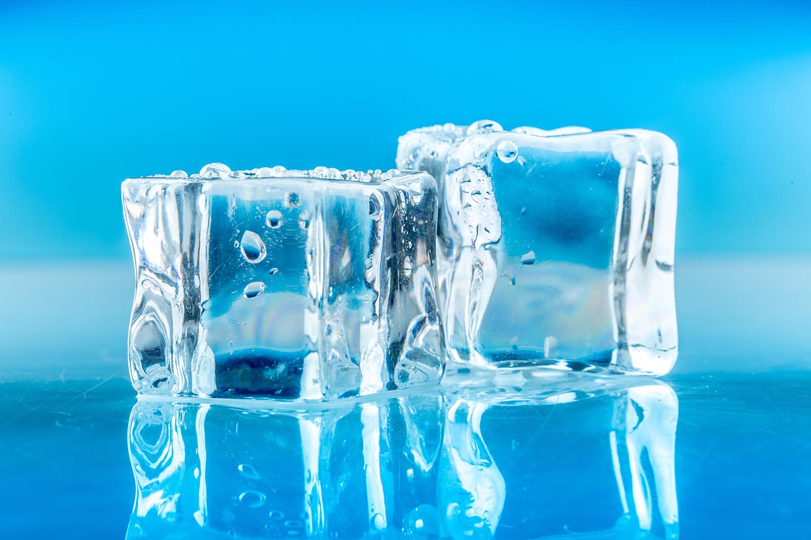 Не тающую в воде. Кусочки льда. Кубики льда. Кубики льда в воде. Лед.