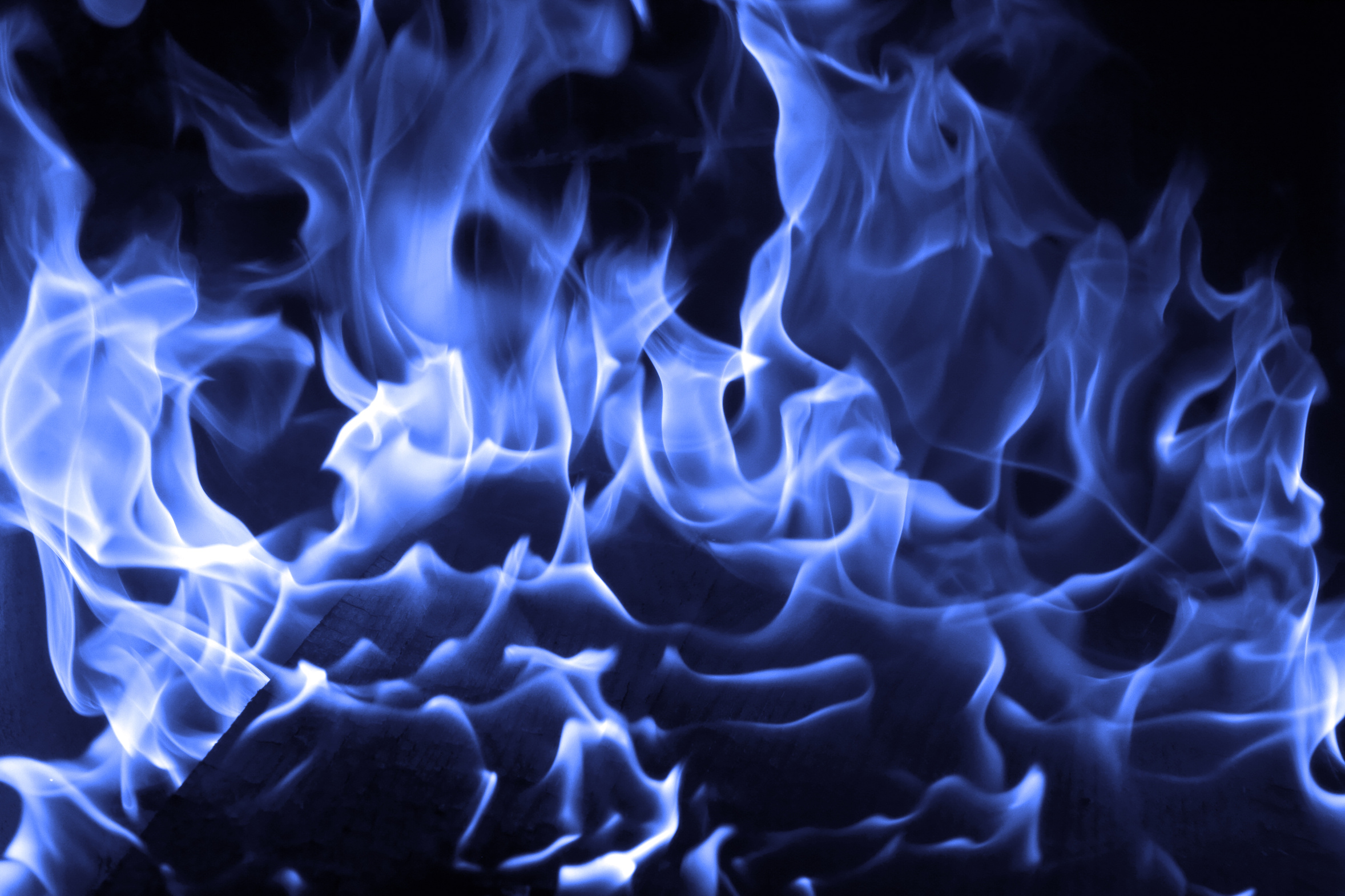 Синим пламенем пылают стаи туч над. Синий огонь. Синий огонь текстура. Синее пламя фото. Синий огонь на темном фоне.