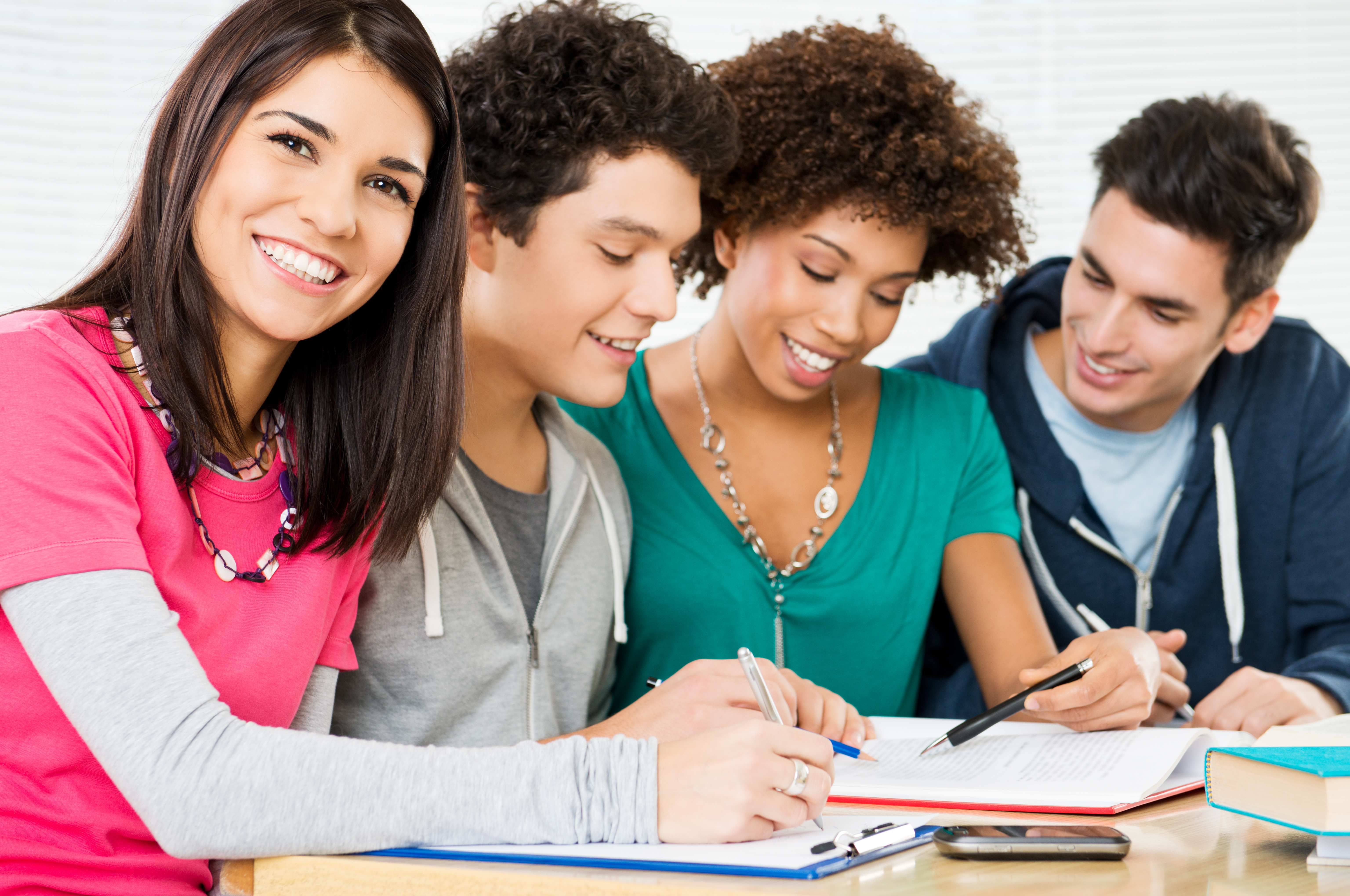 Young students. Коммуникация с иностранцами. Коммуникация на иностранном языке. Общение студентов. Иностранные студенты.