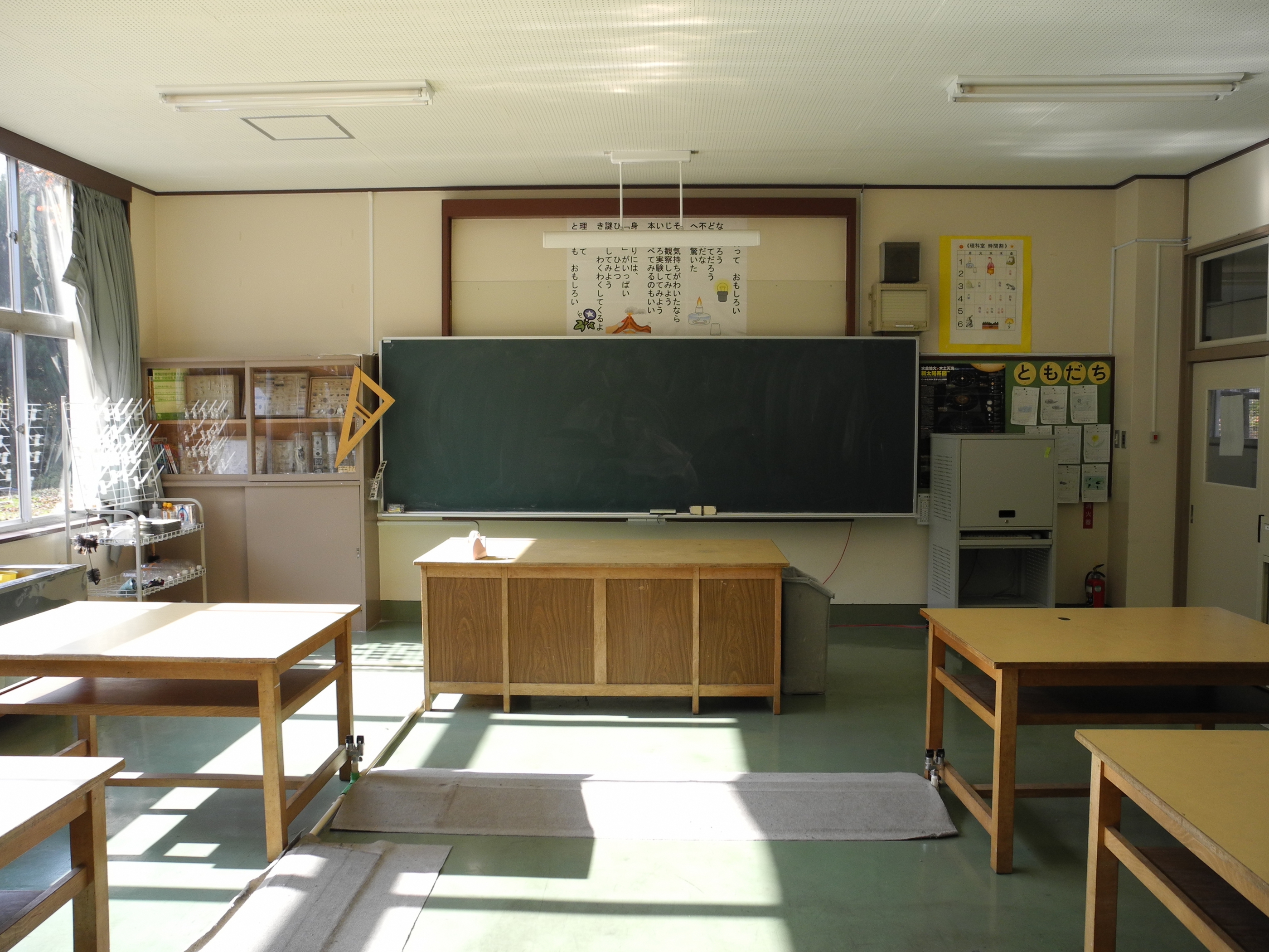 School room. Комната в школе. Классная комната в школе. Класс комната в школе. Классная комната в школе пустая.