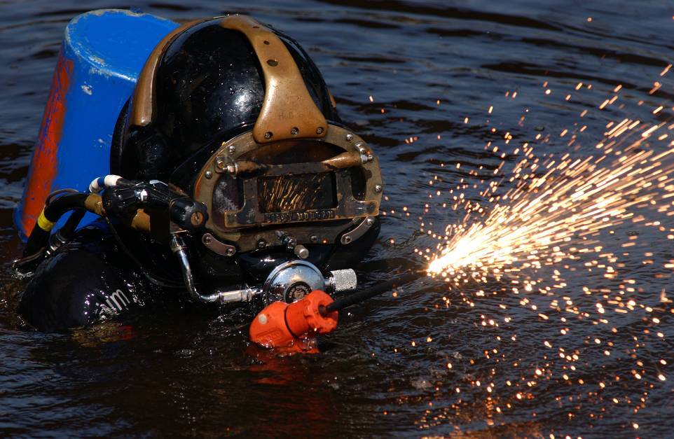 How much do underwater welders make?