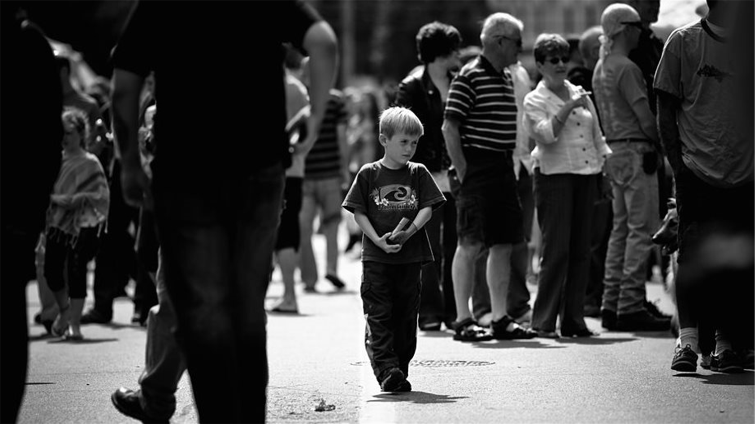 Толпа детей. Одиночество в толпе. Потерялся в толпе. Затеряться в толпе.