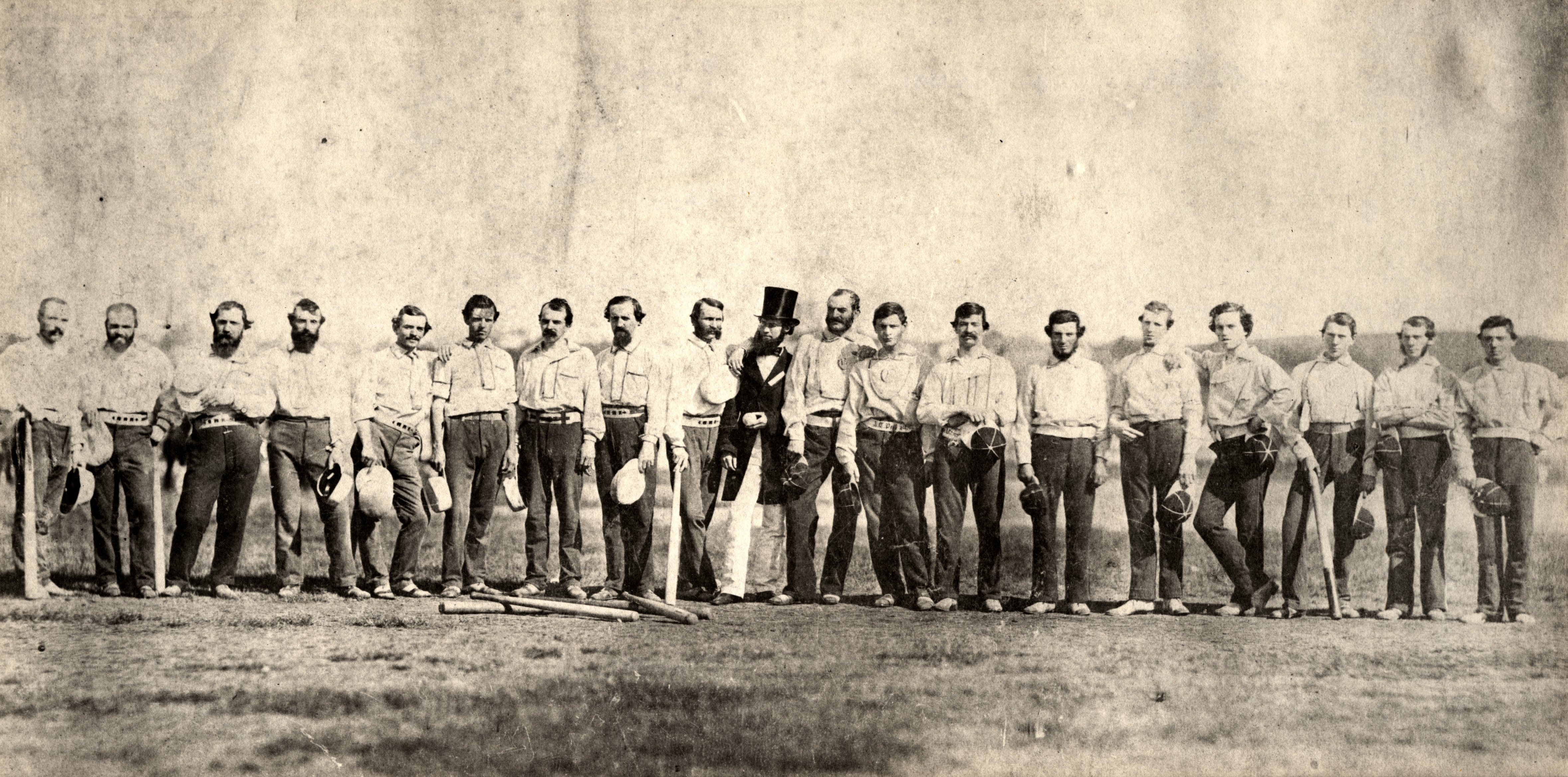 Первая команда номера. Бейсбольные команды New York Knickerbockers и Brooklyn Excelsiors, 1858 год. Бейсбол история возникновения. Бейсбол 1845. История происхождения бейсбола.